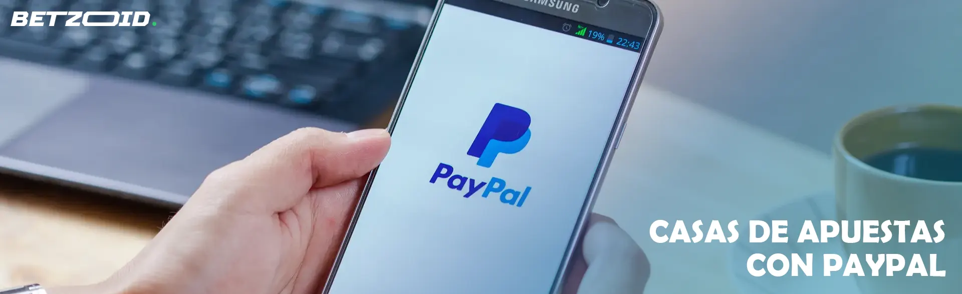 Logotipo de PayPal en la pantalla del teléfono inteligente.