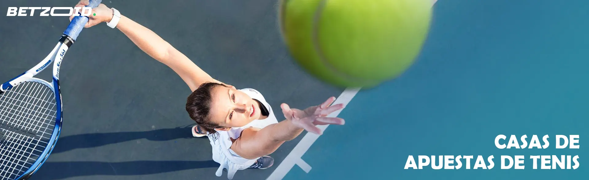 Un tenista intenta golpear la pelota.