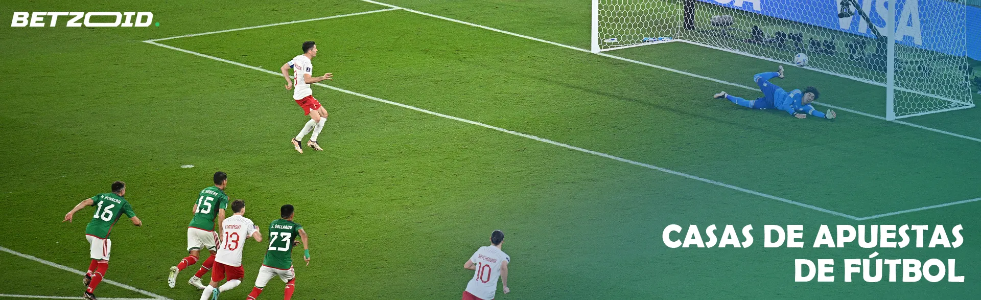 Los futbolistas durante el partido, el momento del ataque a la portería.