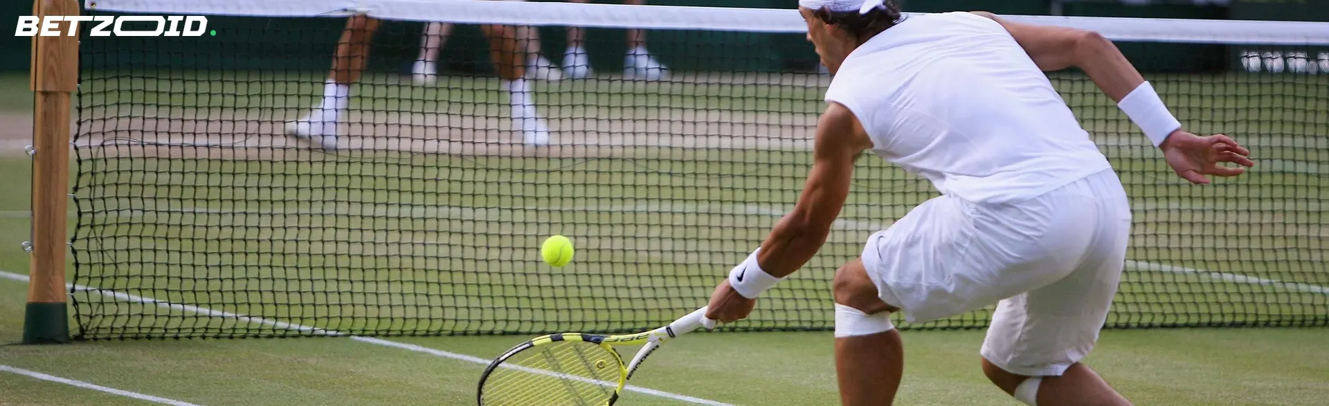 Jugador de tenis realizando un golpe cerca de la red para casas de apuestas con freebets.