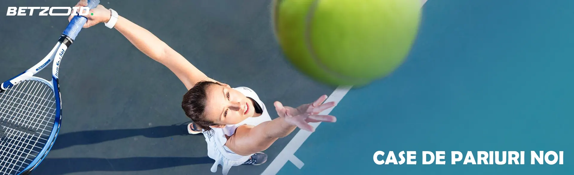 Un jucător de tenis încearcă să lovească mingea.