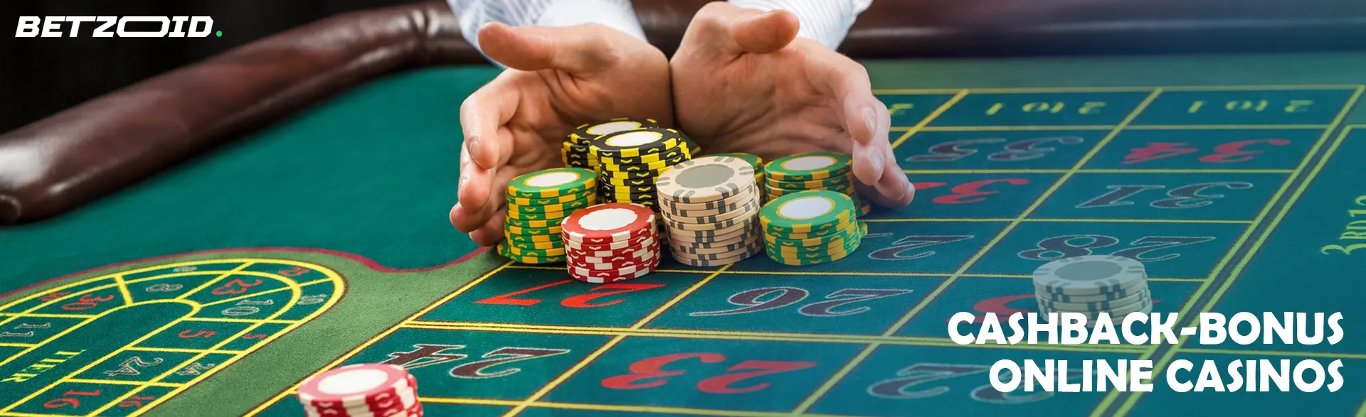 Ein Spieler hält einen Stapel Chips auf einem Casinotisch.