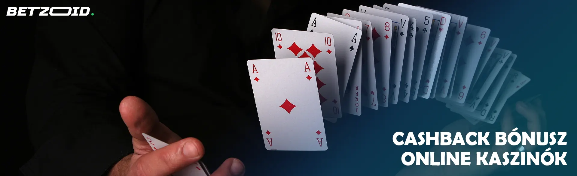 Egy játékos sötét háttér előtt kever kártyákat.