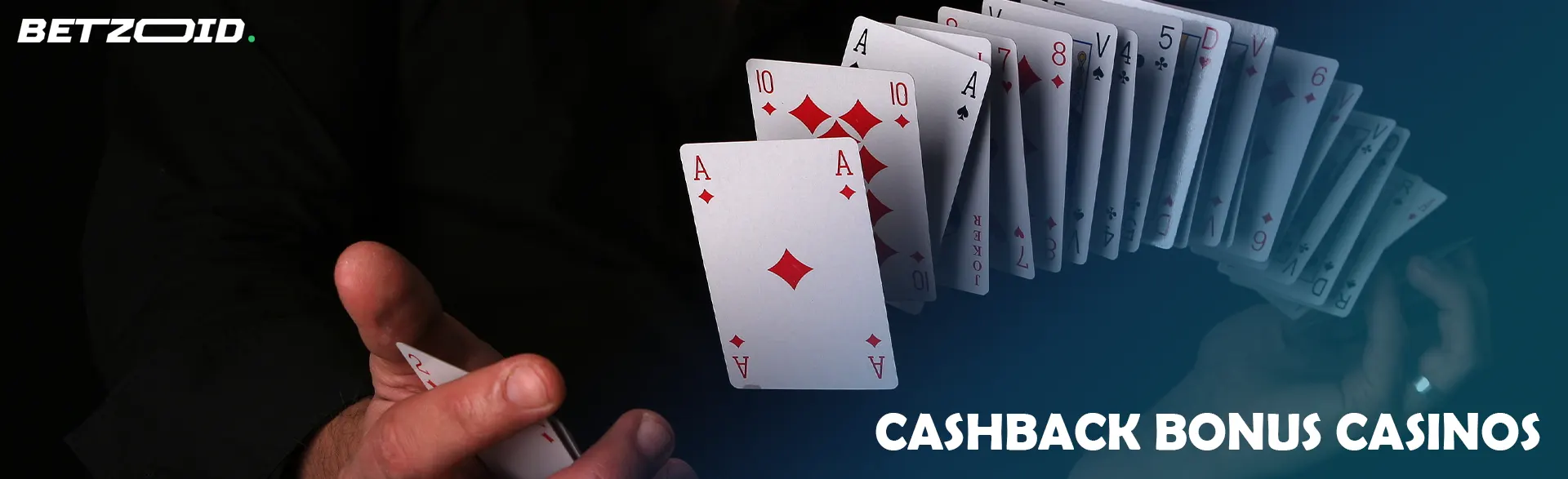 Ein Mann mischt Karten vor dunklem Hintergrund.