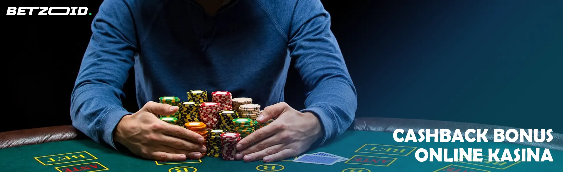 Hráč drží hromadu žetonů na stole v kasinu.