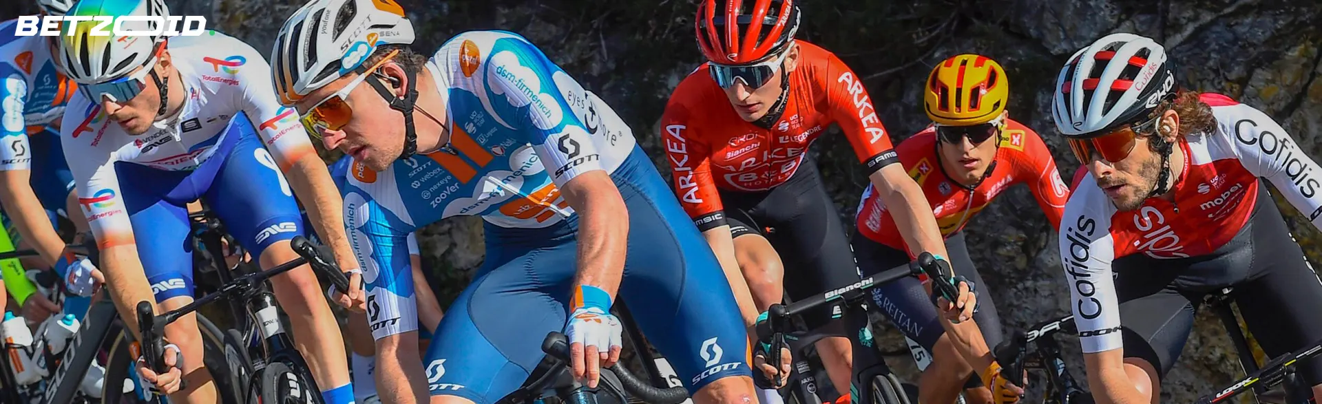 Ciclistas en acción durante la carrera.