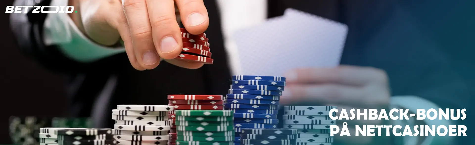 Spilleren plasserer sjetongene på en stabel foran seg.