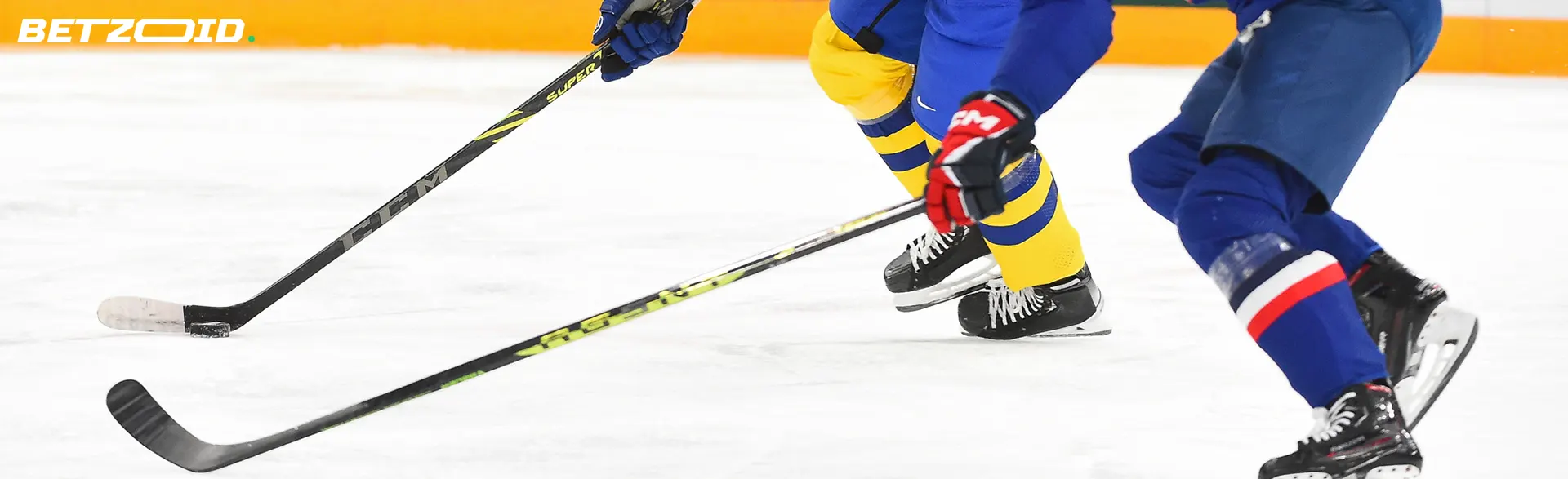 Ishockeyspelare med klubbor.