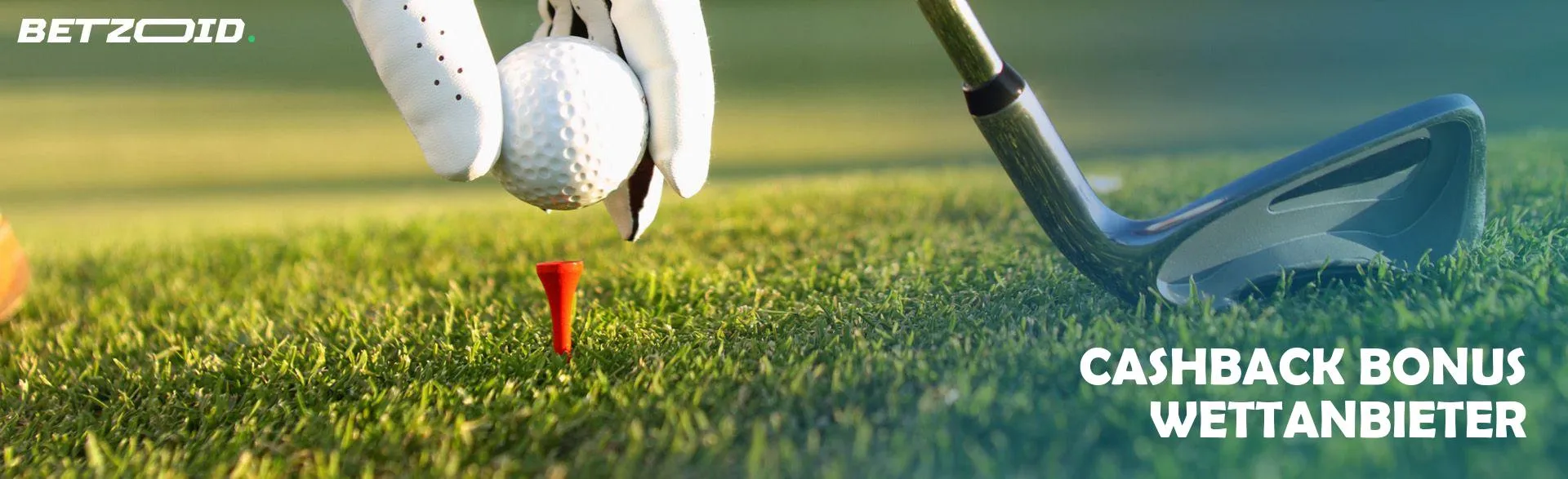 Ein Golfer platziert den Ball für einen Schlag. 