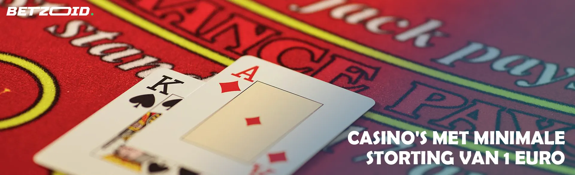 Er liggen twee kaarten op de casinotafel.