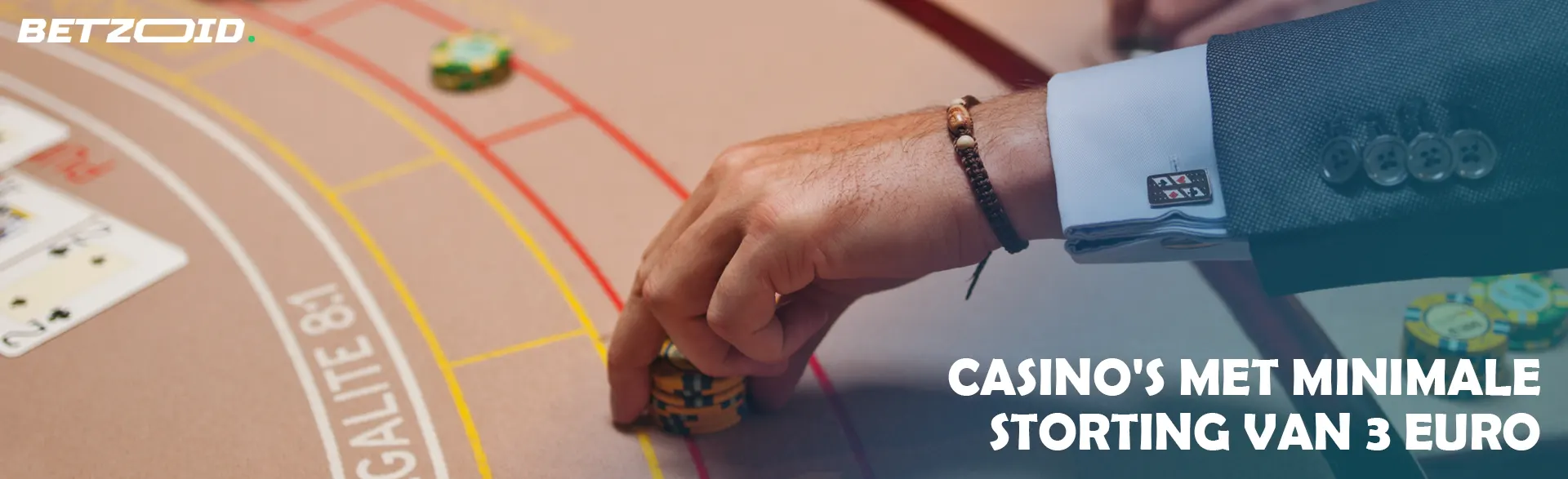 Een speler plaatst fiches op de casinotafel.