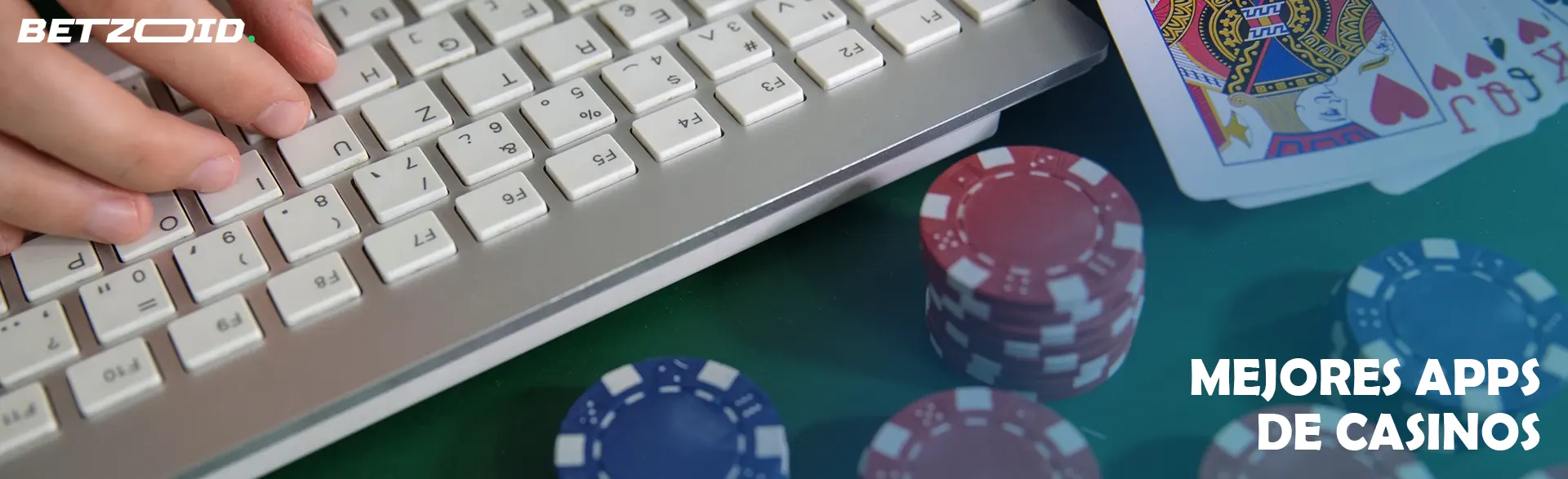 Tarjetas de casino y fichas al lado del teclado.