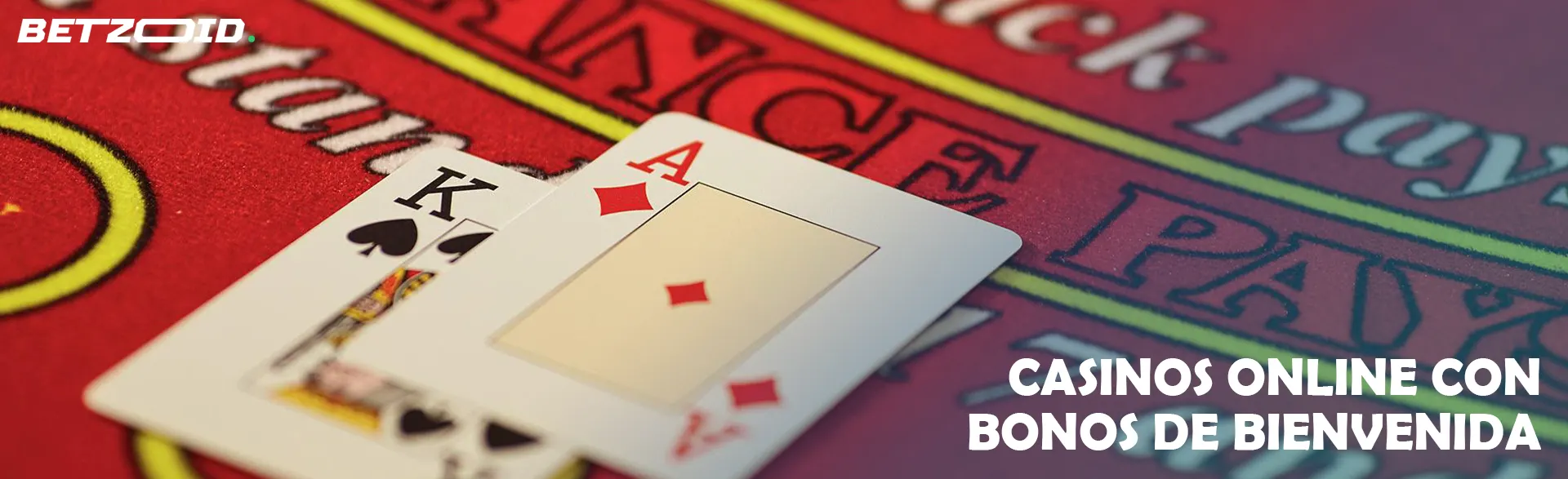 Hay dos cartas sobre la mesa del casino.