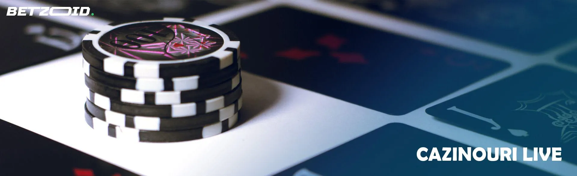 Teanc de jetoane lângă cărți negre.