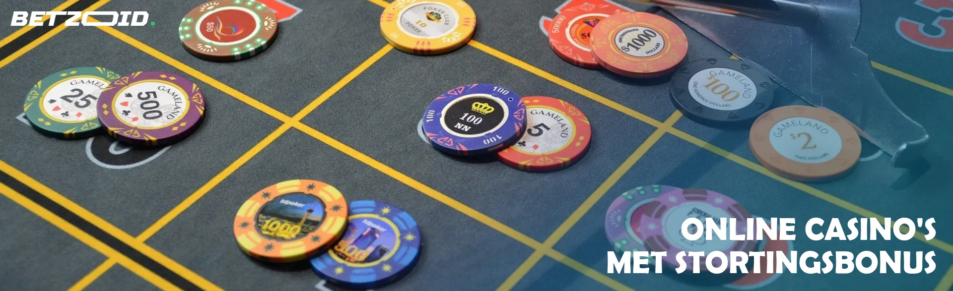 Veelkleurige fiches op een casinotafel.