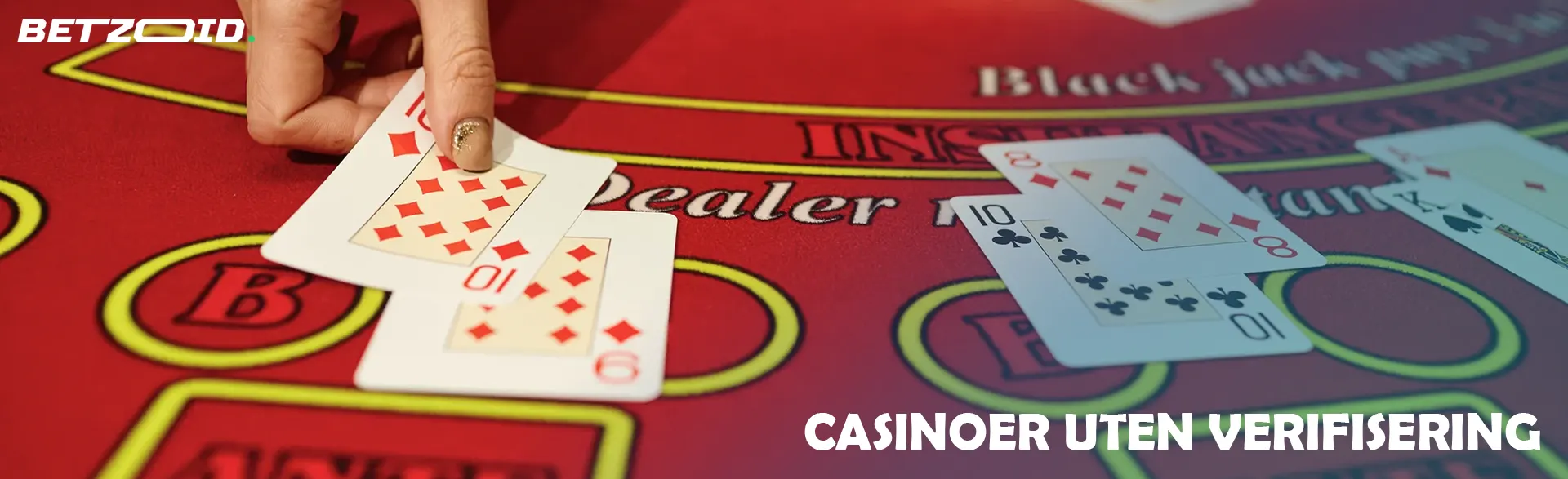 Spilleren plasserer kortene på kasinobordet.