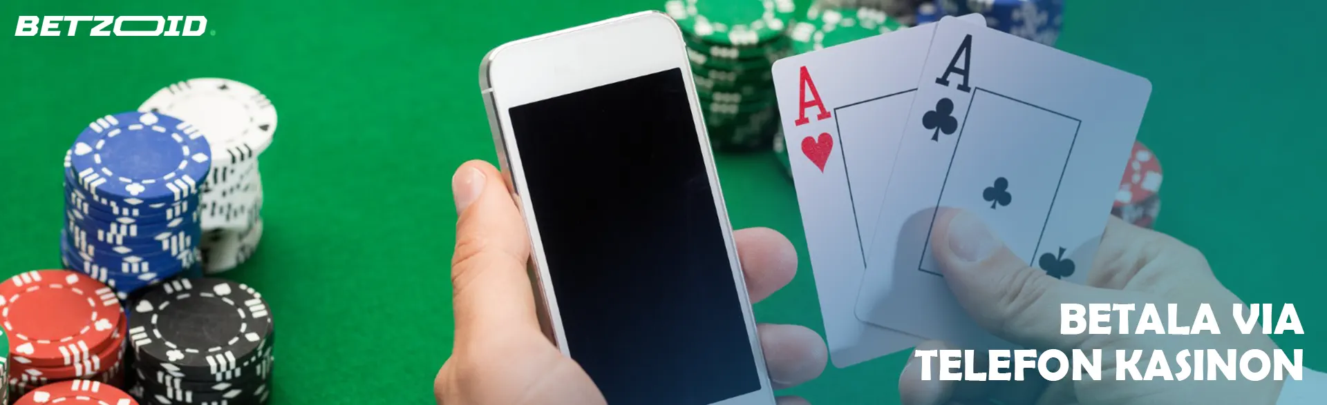 Spelare som håller smartphone och kort på kasinomarkerbakgrund.