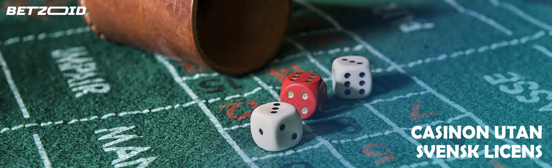 Tärningar bredvid kastskålen.