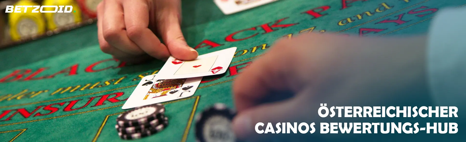 Der Spieler legt Karten auf den Casinotisch.