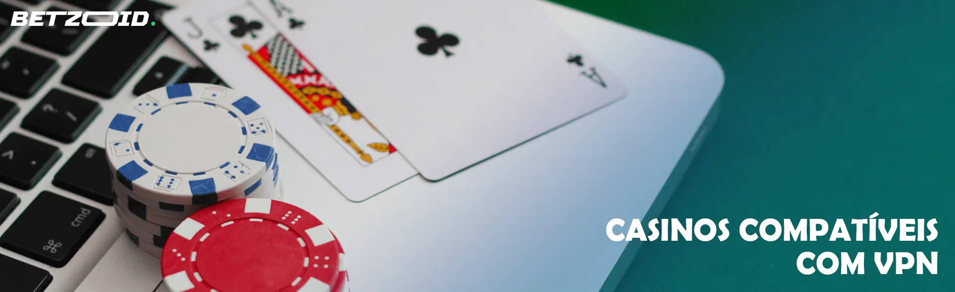 Cartões de casino e fichas no teclado do portátil.