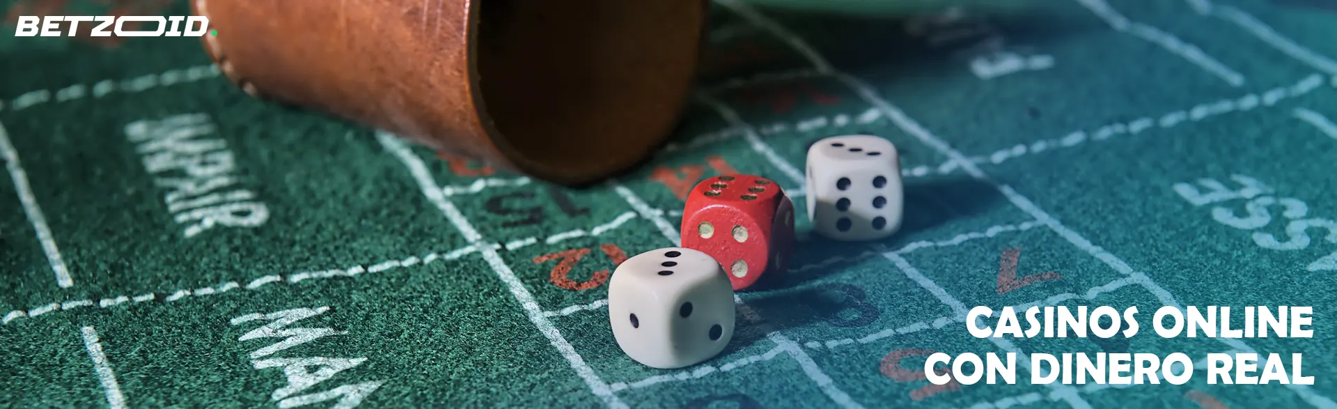 Dados al lado de un recipiente para lanzar.