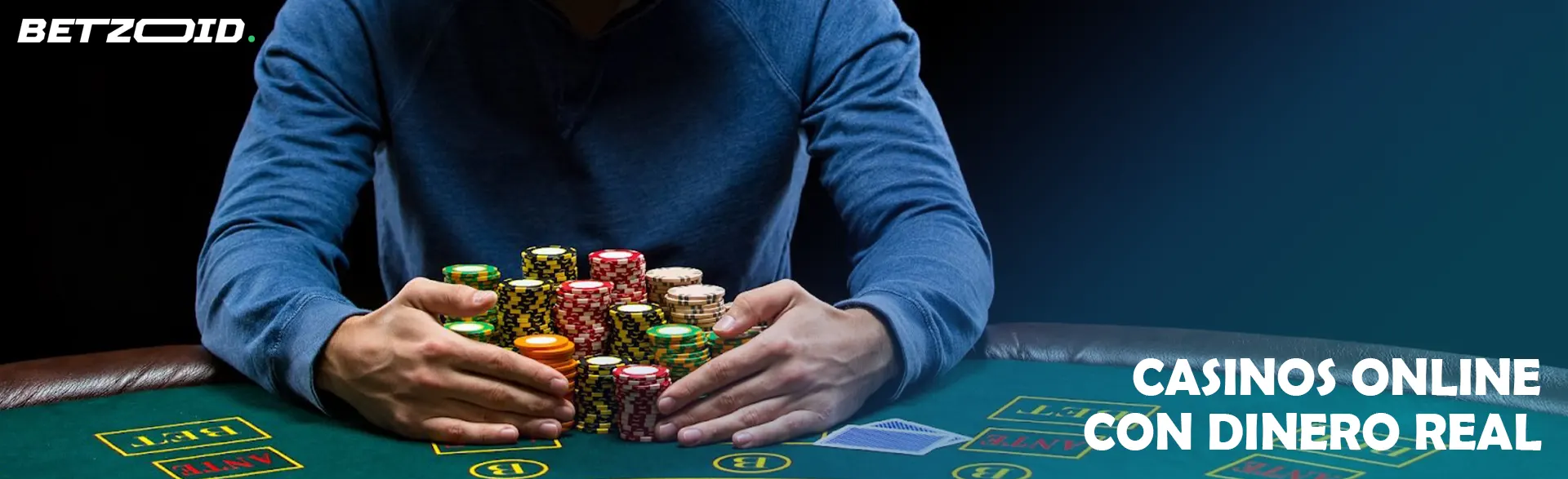 Un jugador recoge fichas en una mesa de casino.