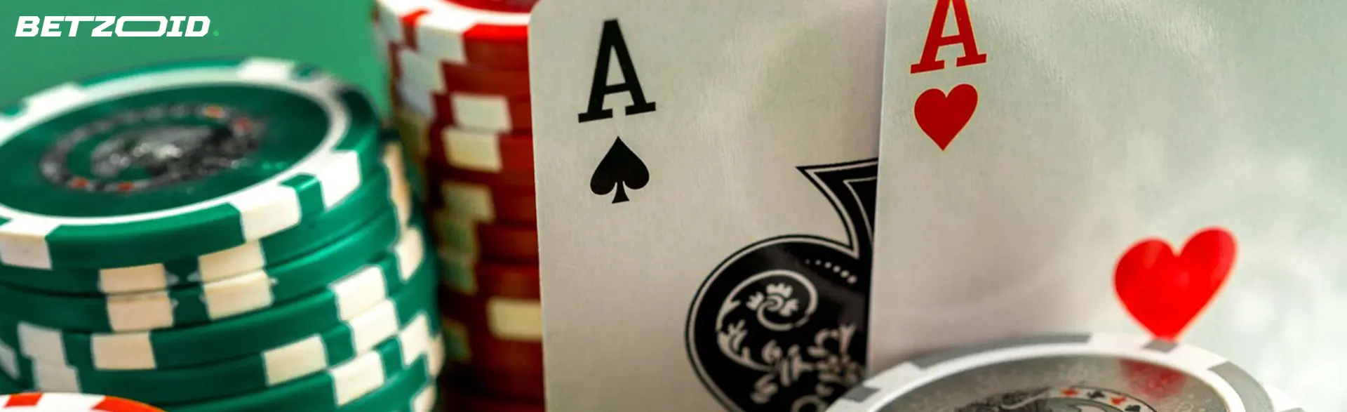 Dos ases en primer plano junto a fichas de casinos con dinero real apiladas.