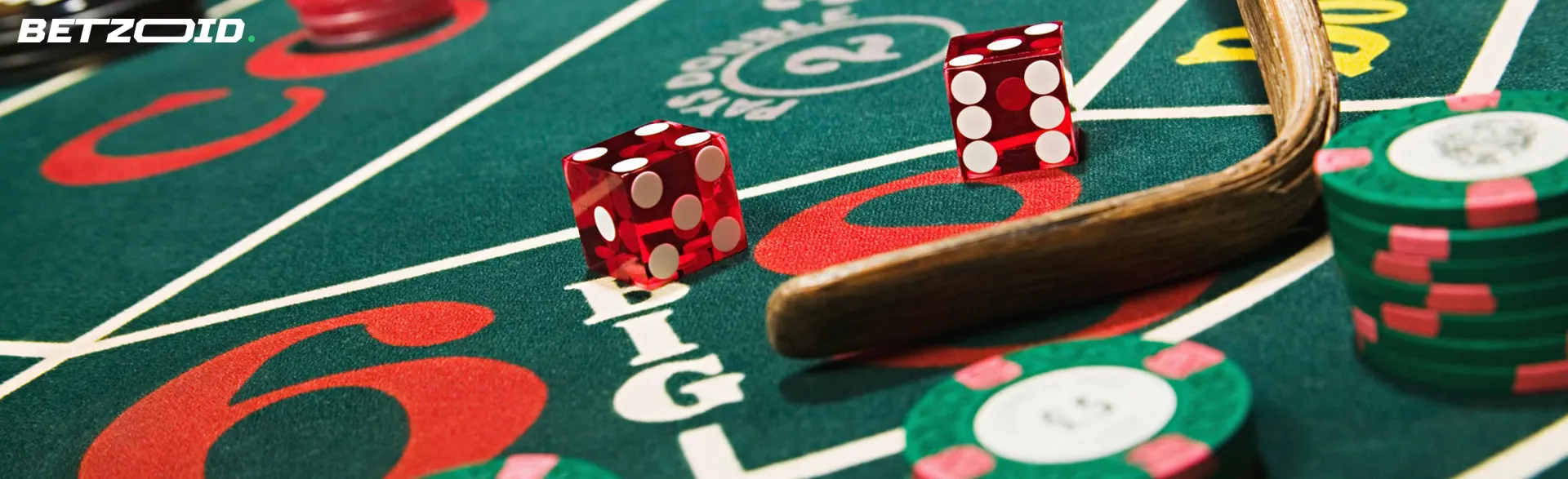 Dos dados rojos en la mesa del casinos online con dinero real con fichas de póquer y motor de fichas.