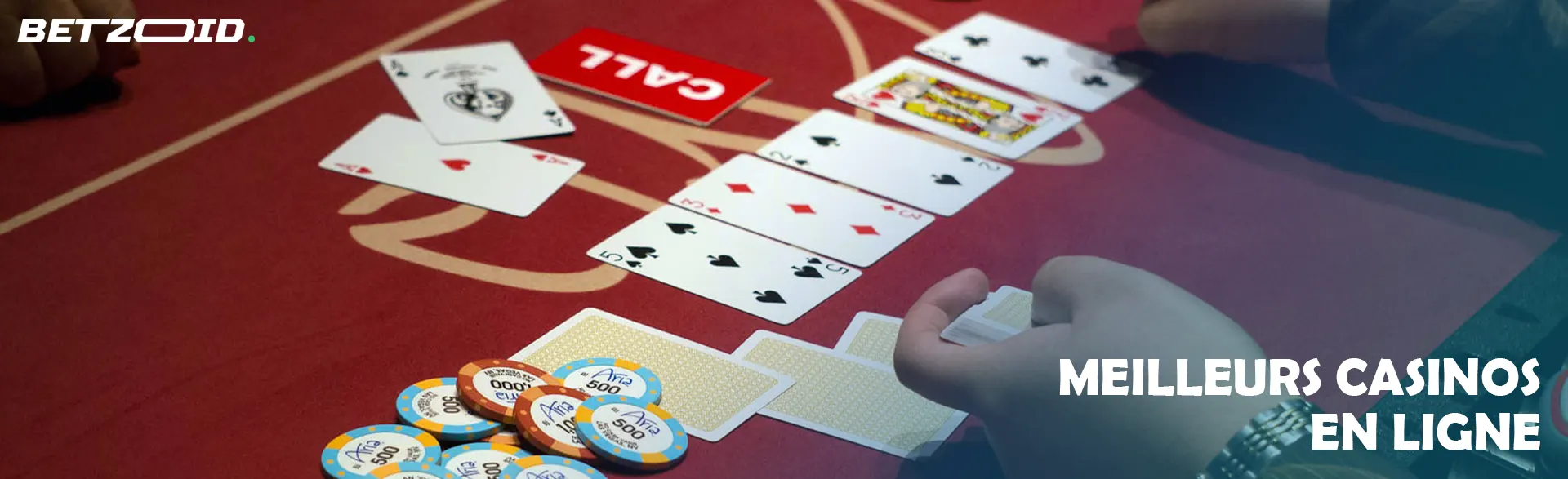 Le joueur pose les cartes sur la table du casino.