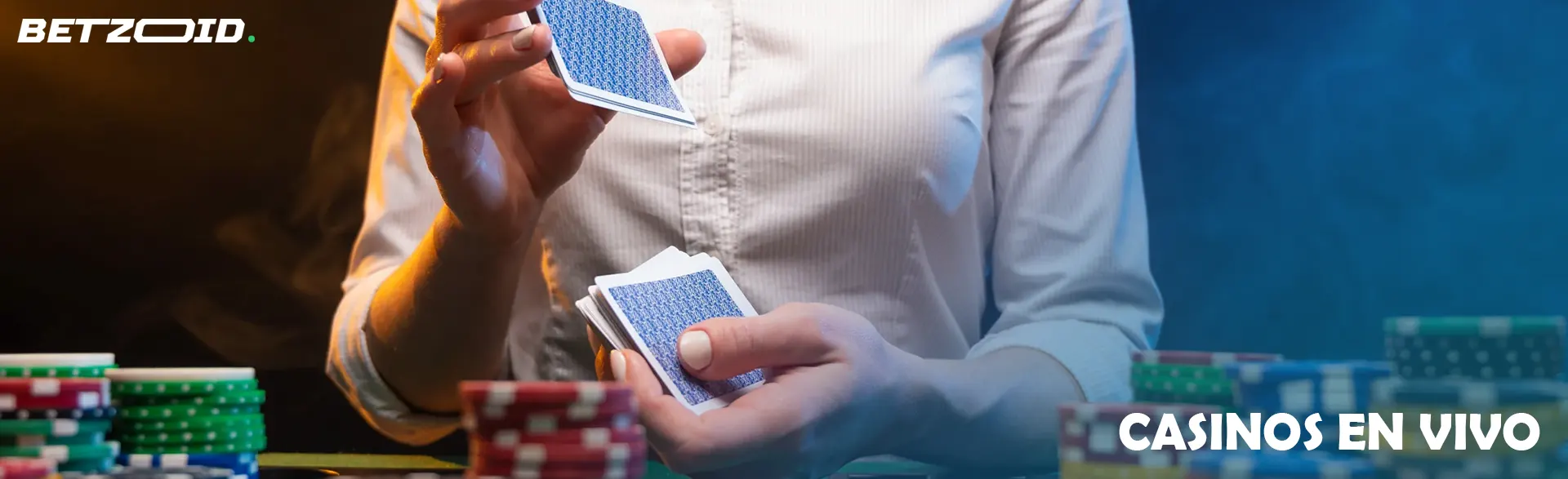 El jugador baraja las cartas junto a las fichas del casino.