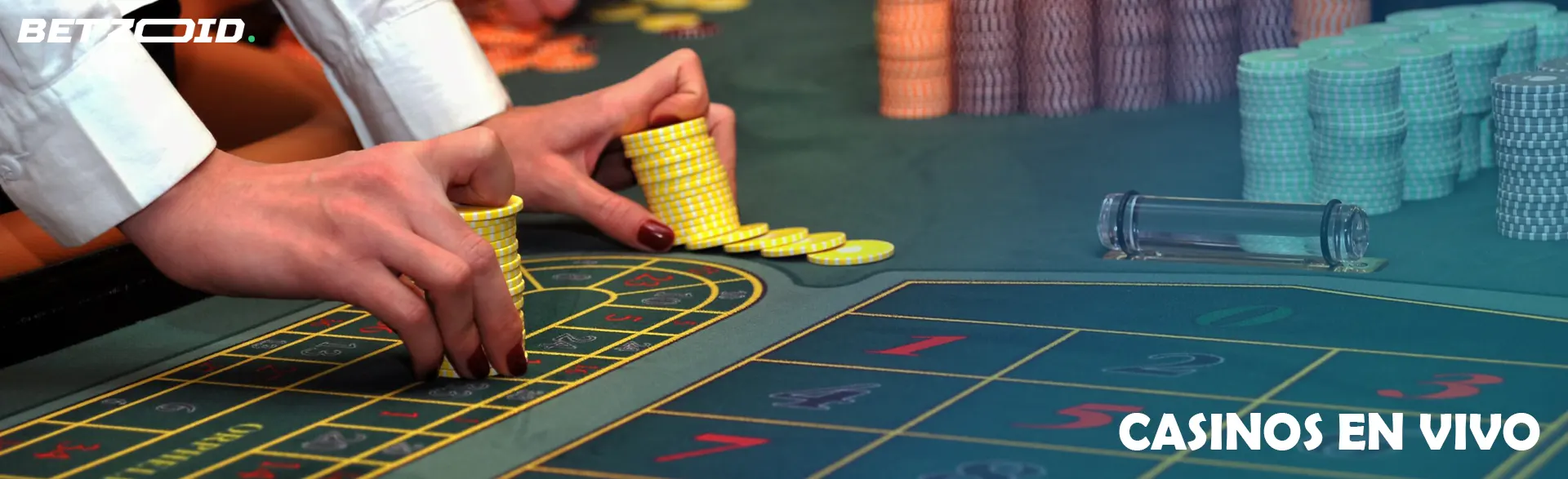 Un jugador sostiene fichas en una mesa de casino.