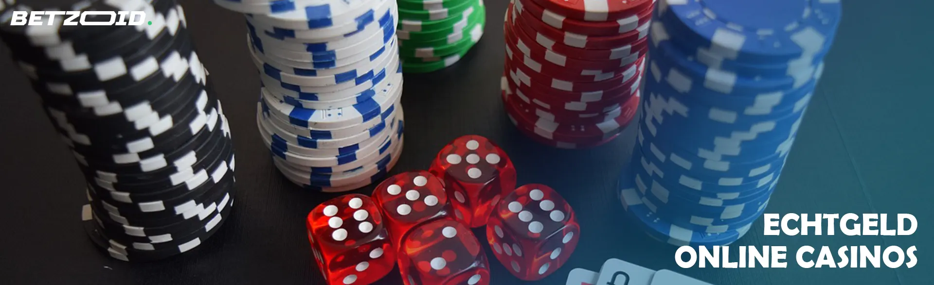 Stapel von Casino-Chips neben Würfeln.