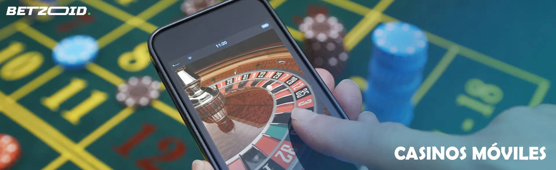 Jugador que sostiene un teléfono inteligente con casino en línea.