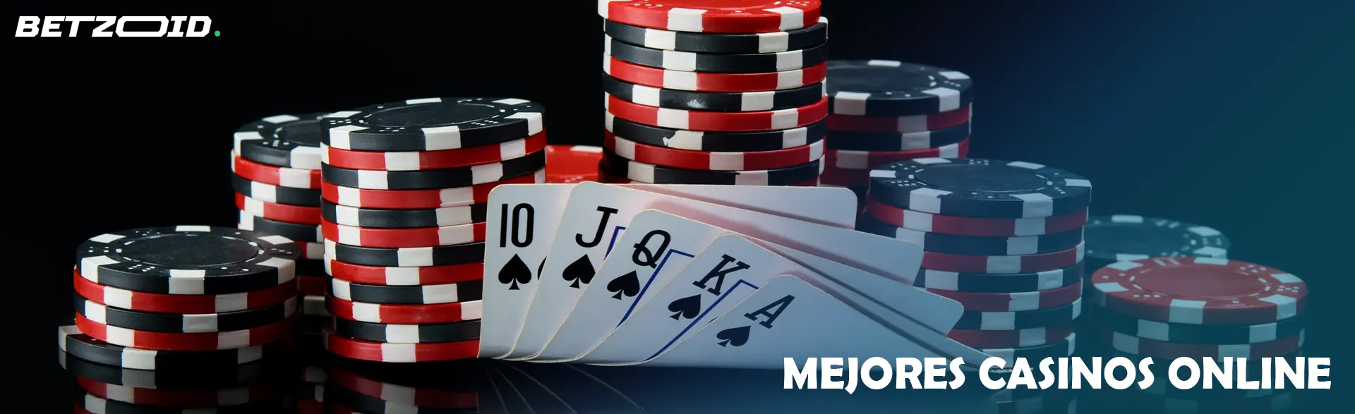 Montón de fichas y cartas sobre un fondo oscuro.