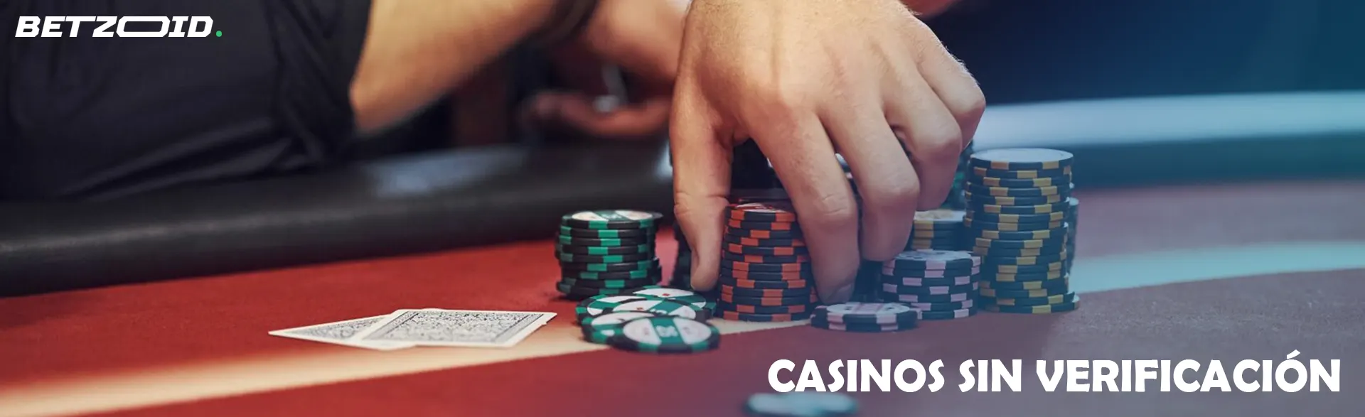 Un jugador sostiene fichas en una mesa de casino.