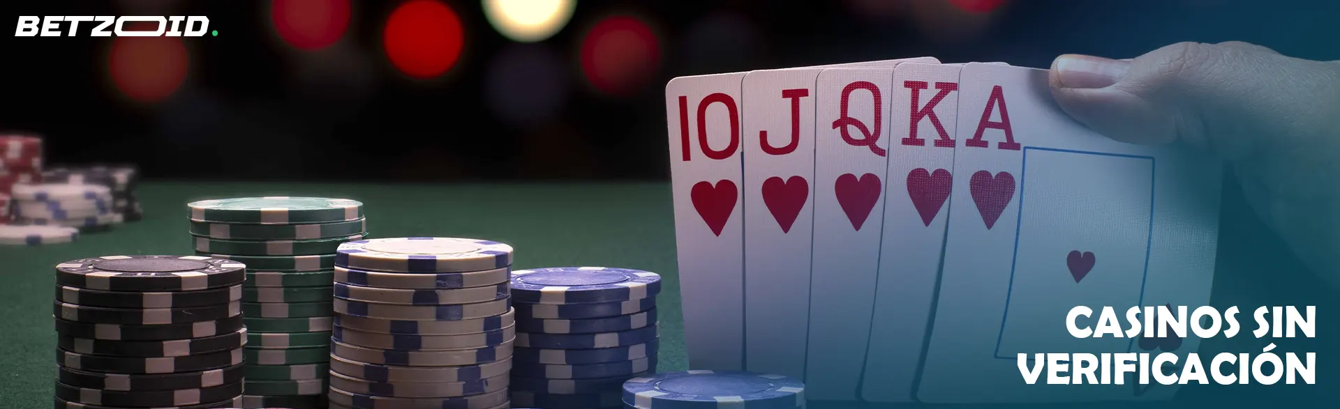 El jugador sostiene las cartas junto a las fichas del casino.