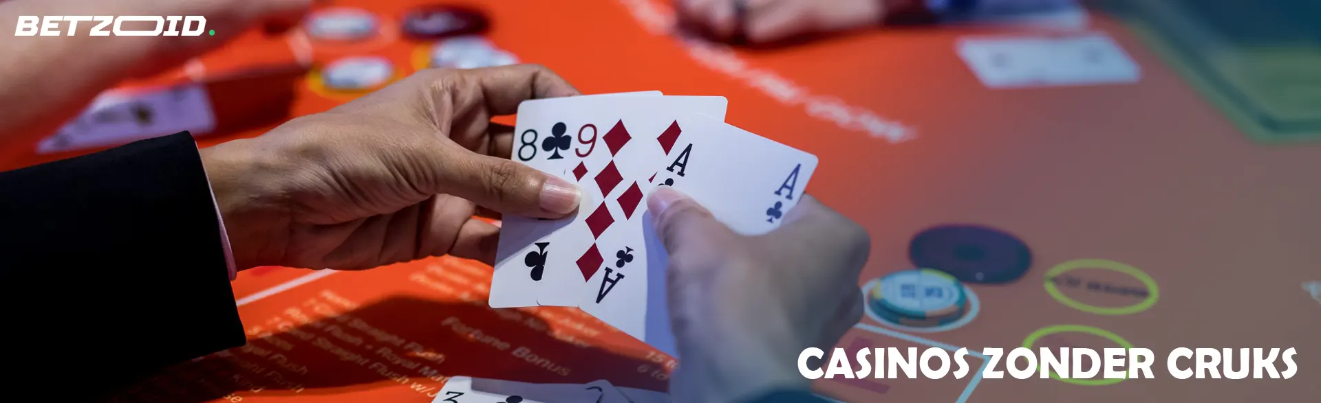 Een speler met kaarten op de achtergrond van een casinotafel.