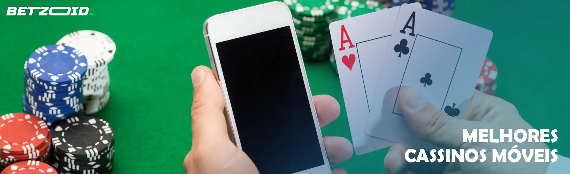 Um smartphone nas mãos de um jogador ao lado de cartas e fichas de cassino.