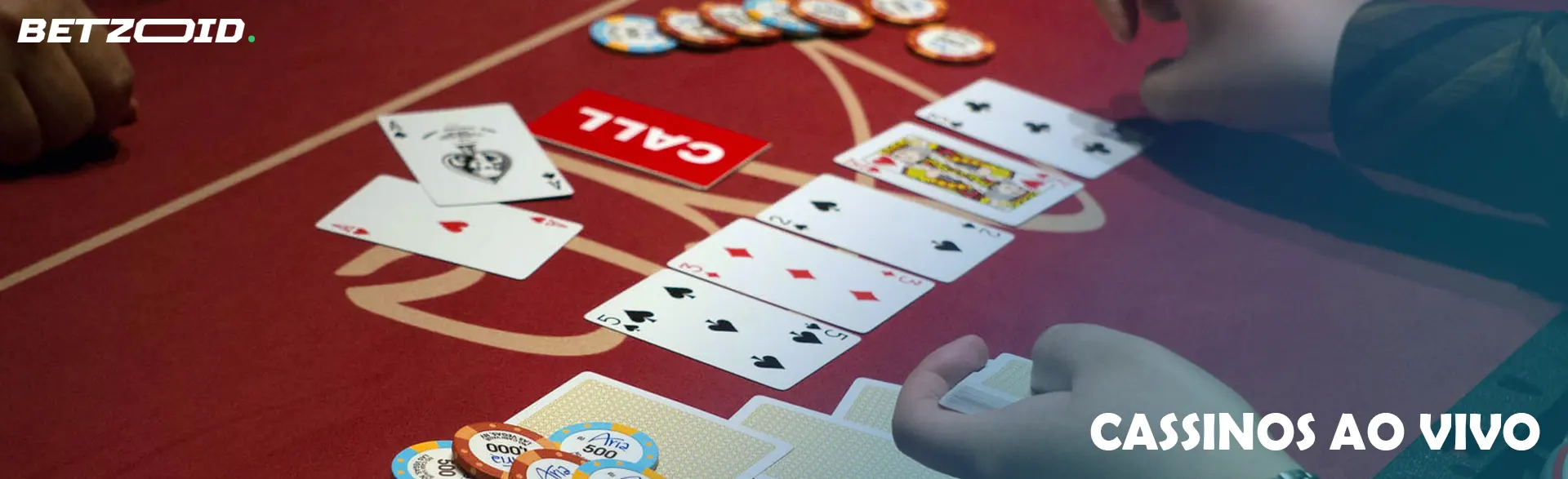 O jogador coloca as cartas na mesa do cassino.