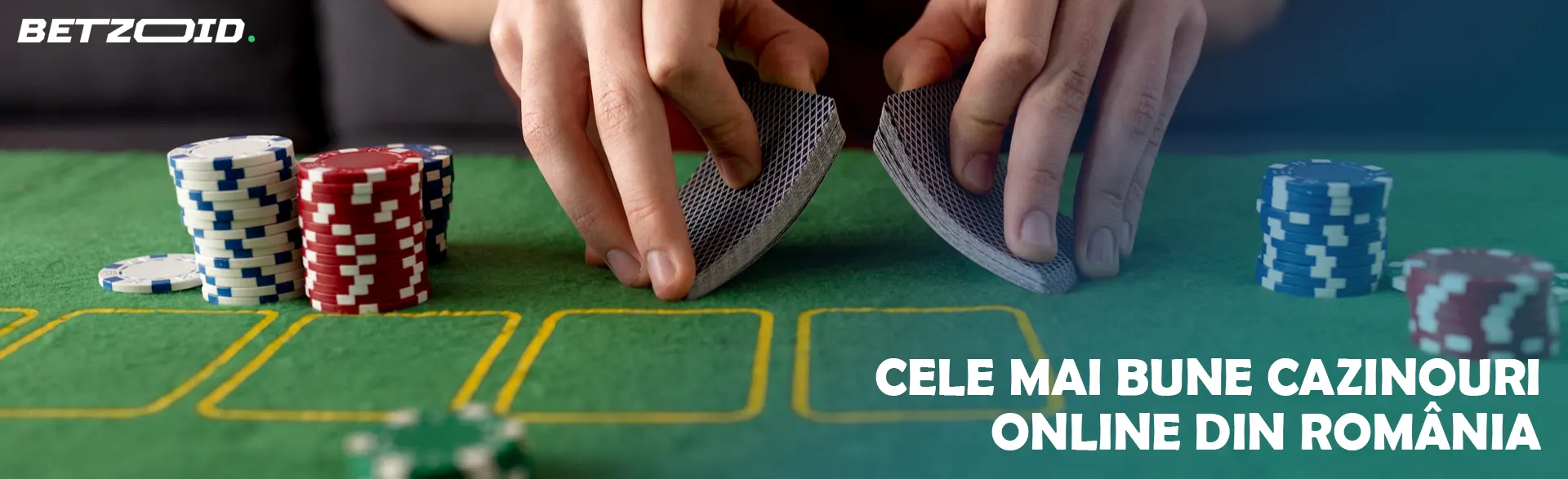 Jucătorul amestecă cărțile lângă jetoanele de cazinou.