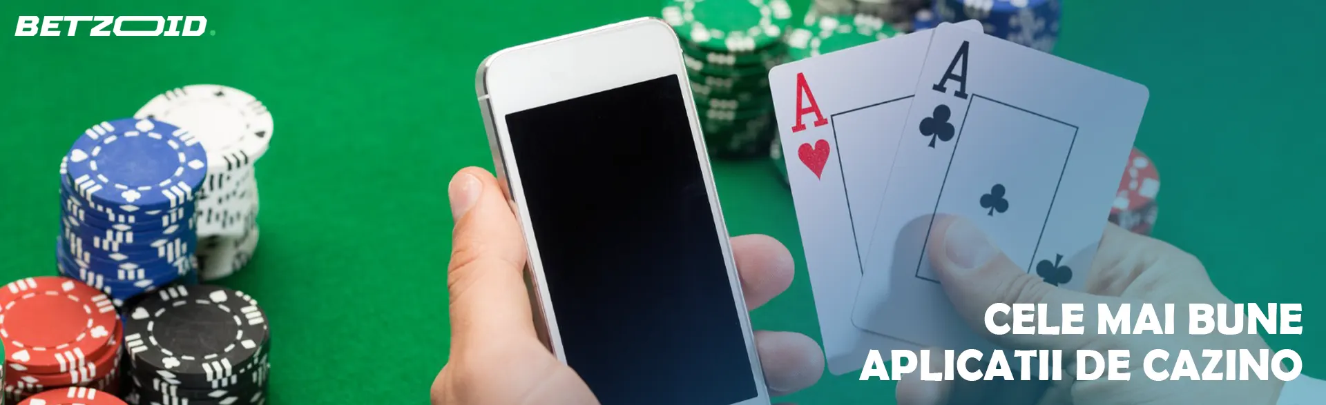 Un jucător ține cărți și un smartphone lângă jetoane de cazinou.