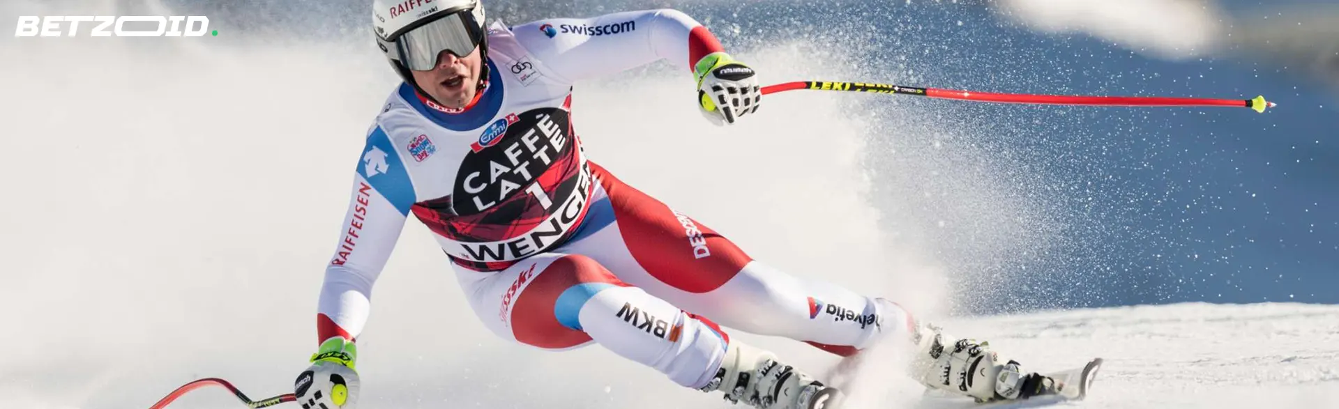 Ein Skifahrer fährt einen Hang hinunter.