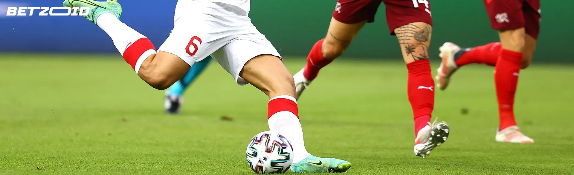 Fußballspieler kämpfen während eines Spiels um den Ball.