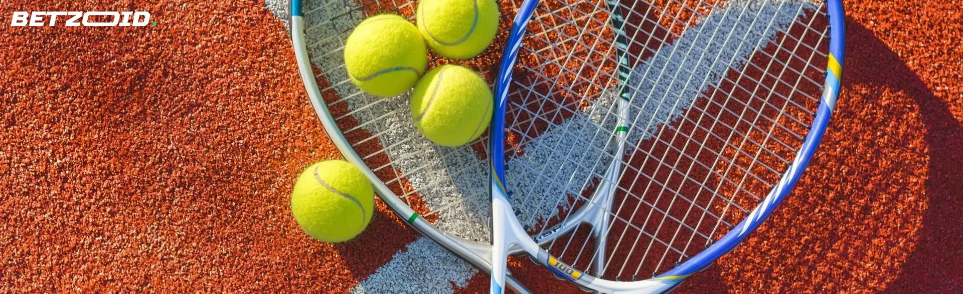 Las pelotas de tenis se encuentran sobre las raquetas de tenis.