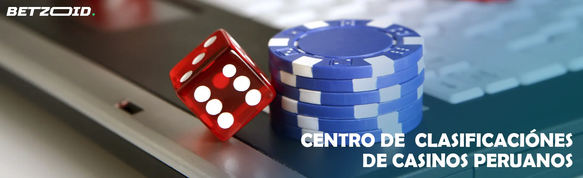 Sobre una computadora portátil hay un dado y fichas de casino.