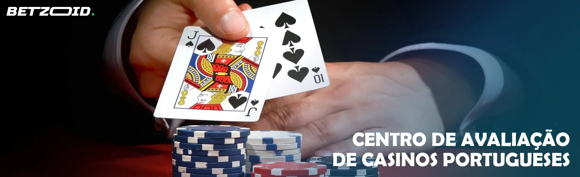 O jogador segura as cartas junto das fichas do casino.