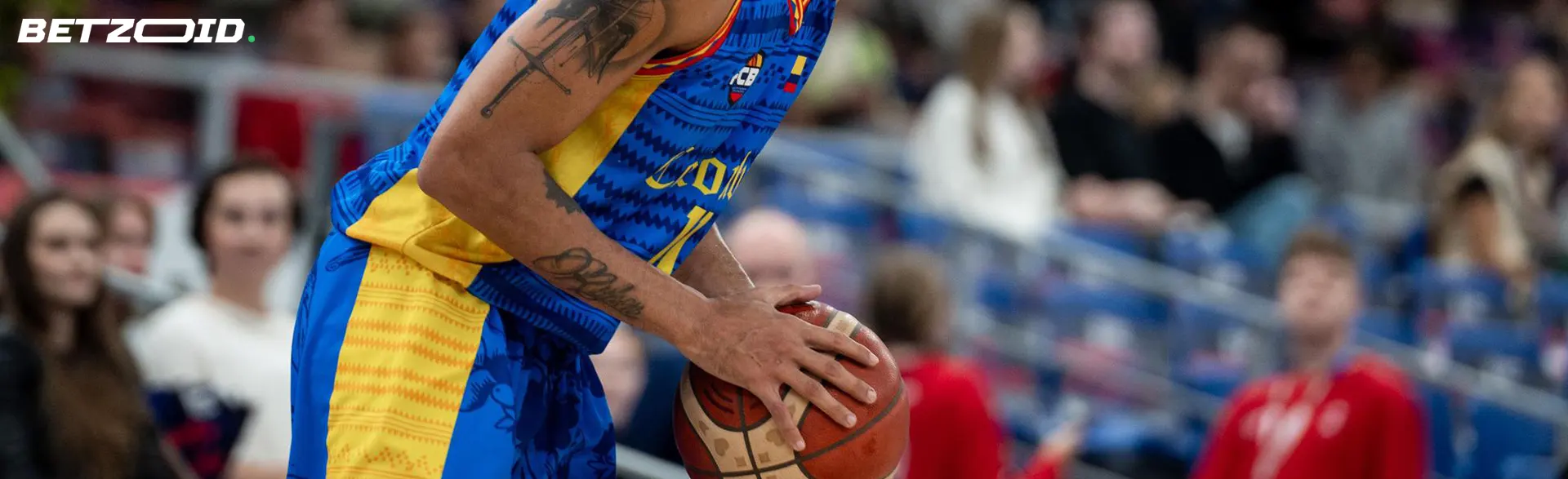 Jugador de baloncesto con una pelota durante el juego.