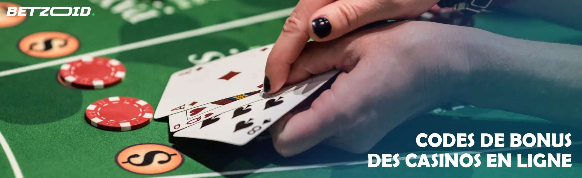 Cartes entre les mains du joueur sur la table du casino.