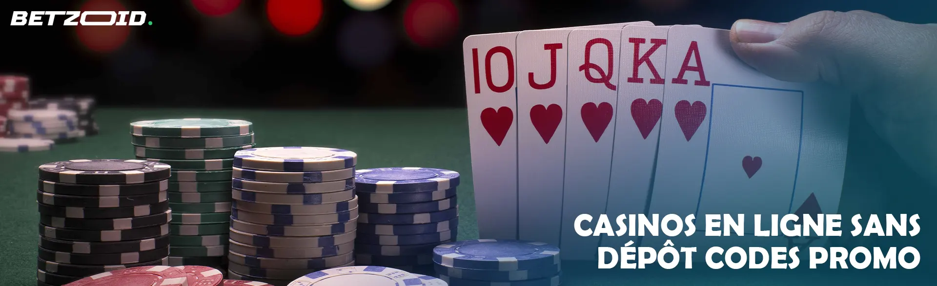 Les cartes sont entre les mains du joueur à côté des jetons du casino.