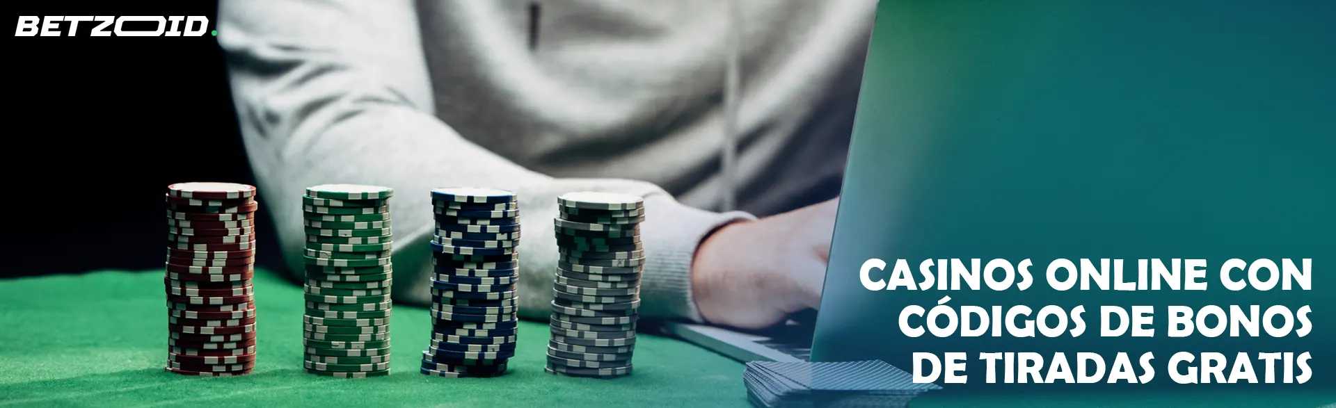 Jugador en una computadora portátil junto a pilas de fichas de casino.